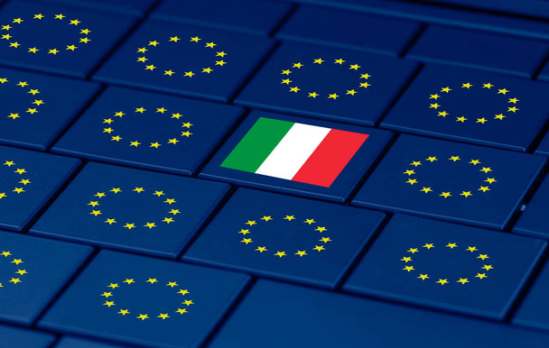 italian referendum yes (SI) or no (NO) and a pc keyboard - Фото, изображение