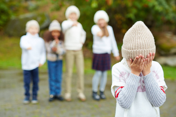 jongen huilen vanwege pesten van kinderen  - Foto, afbeelding