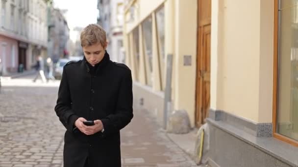 Man typing on mobile phone - Footage, Video