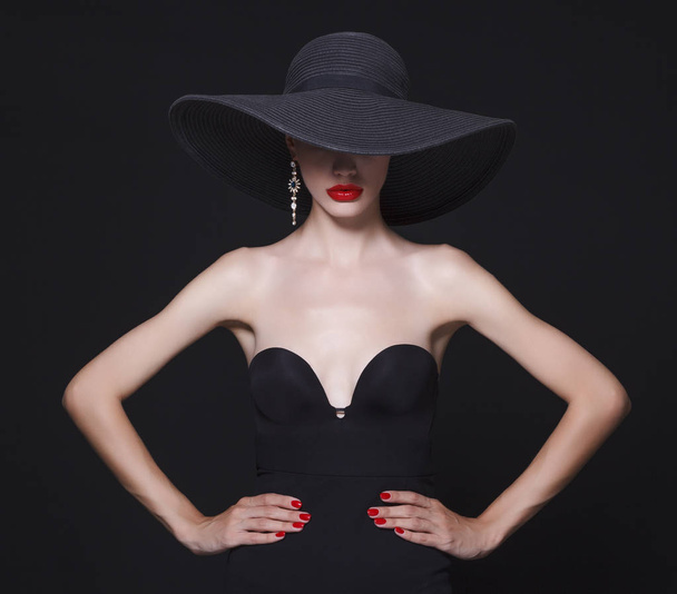 Mulher de luxo em um grande chapéu preto
  - Foto, Imagem
