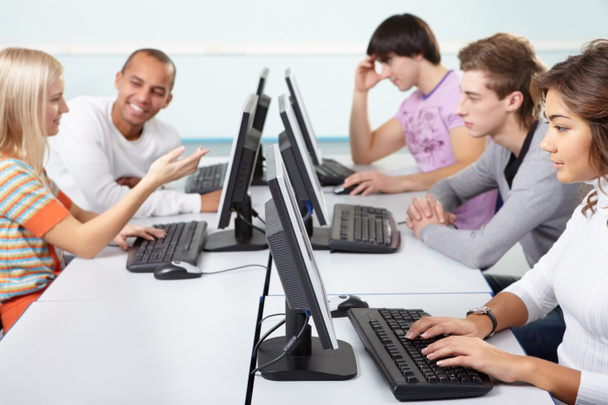 Studenten lernen mit Computern - Foto, Bild