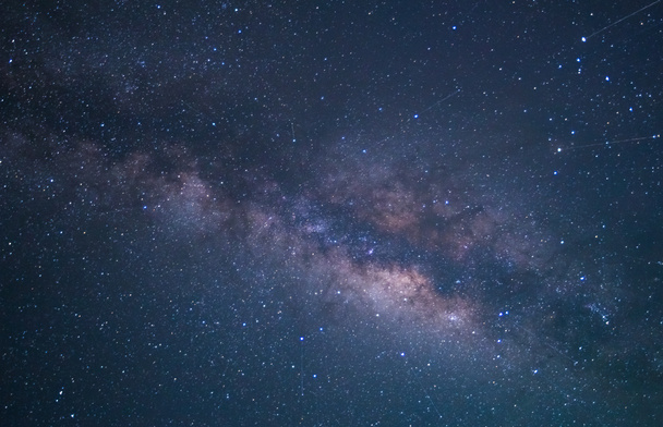 Noční obloha plná hvězd a viditelné mléčné dráhy - Fotografie, Obrázek