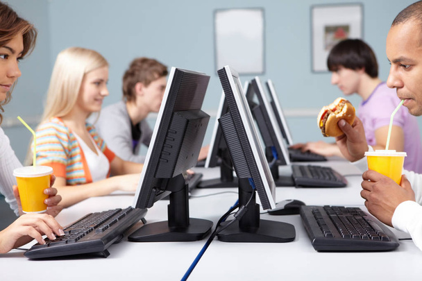 Studenten sitzen am Computer - Foto, Bild