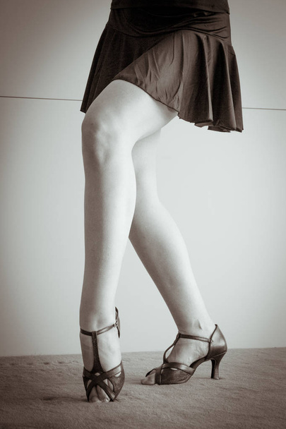 Woman dancing legs - Fotoğraf, Görsel