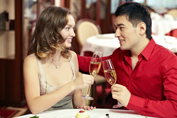 coppia bicchieri di clinking al ristorante
  - Foto, immagini