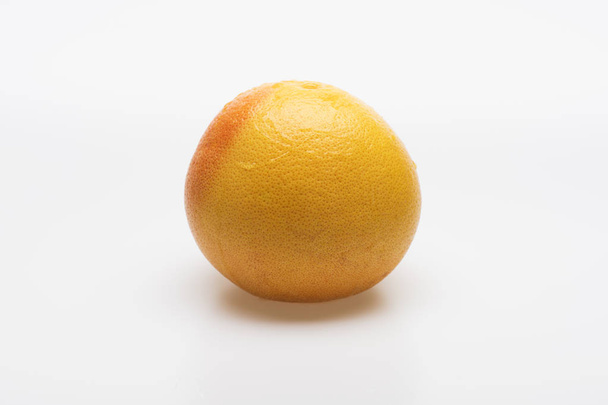 Grapefruit isolated on white - Foto, imagen