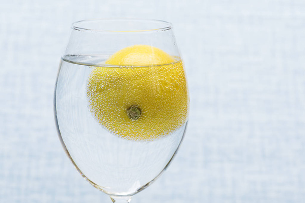 Lemon in glass with water - Foto, Imagem