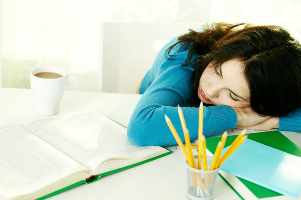 chica que se queda dormido mientras hace la tarea
 - Foto, Imagen
