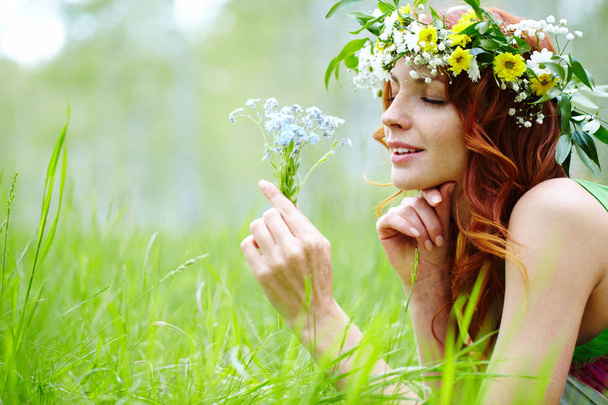 junges Mädchen mit Wildblumen - Foto, Bild