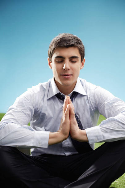медитирующий бизнесмен с закрытыми глазами
   - Фото, изображение