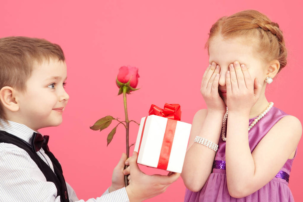 Αγόρι δίνει δώρο κουτί με την κοπέλα του  - Φωτογραφία, εικόνα