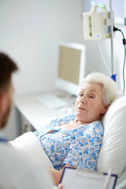 ältere Frau im Gespräch mit Arzt - Foto, Bild