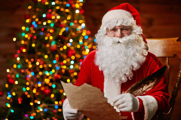 Santa Claus, sedí v křesle - Fotografie, Obrázek