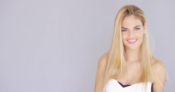 glücklich attraktive blonde Frau über grau - Filmmaterial, Video