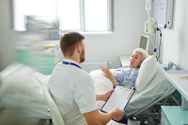 Больная женщина лежит на больничной койке
  - Фото, изображение