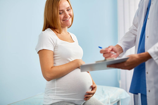 těhotná žena a lékař - Fotografie, Obrázek