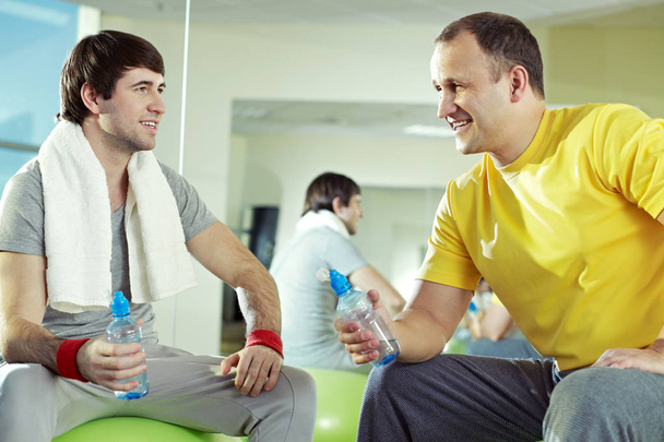 чоловіки спілкуються в спортзалі
  - Фото, зображення