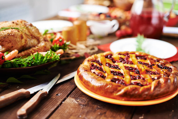 Kersen taart op thanksgiving tafel - Foto, afbeelding