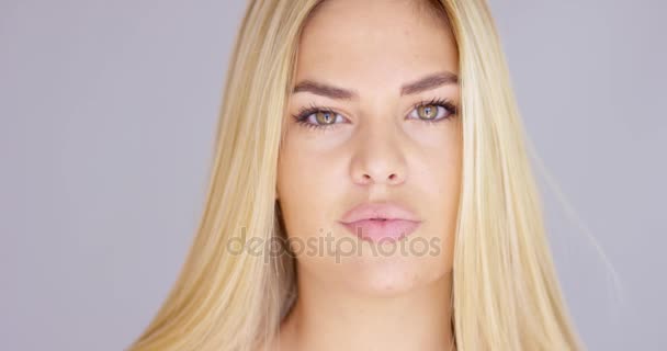 Εσωτερικη πορτρέτο του όμορφη κοπέλα πάνω από το γκρίζο - Πλάνα, βίντεο