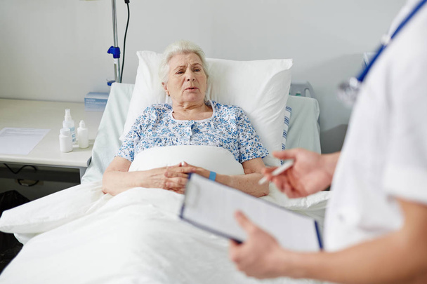 Patiente âgée écoutant les prescriptions de son médecin
 - Photo, image