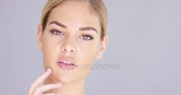 Kaunis ja houkutteleva vaalea nuori nainen poseeraa
 - Materiaali, video