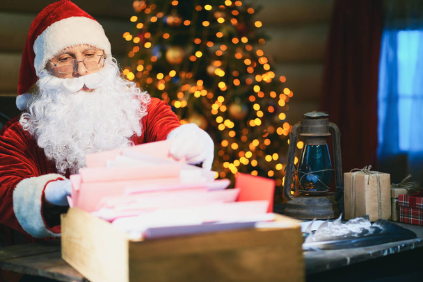 Papai Noel concentrado
 - Foto, Imagem