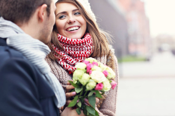Jeune couple avec des fleurs datant de la ville
 - Photo, image