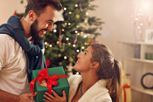 junges Paar mit Geschenk  - Foto, Bild