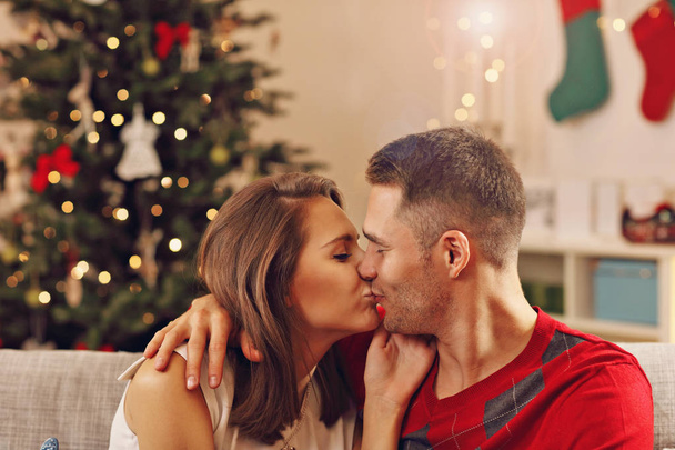  δυο φιλιά πάνω από το χριστουγεννιάτικο δέντρο - Φωτογραφία, εικόνα