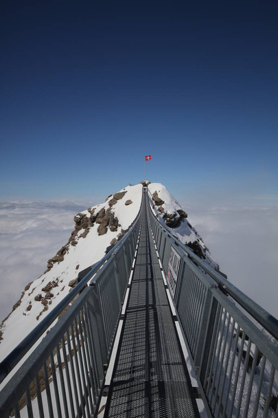 мост между двумя горными вершинами, SWIZTERLAND
 - Фото, изображение