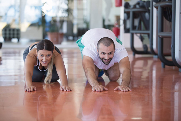 Man and woman working out in gym - Фото, зображення