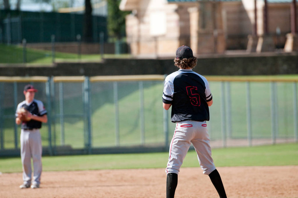 Pichet de baseball pour jeunes en noir et gris
 - Photo, image
