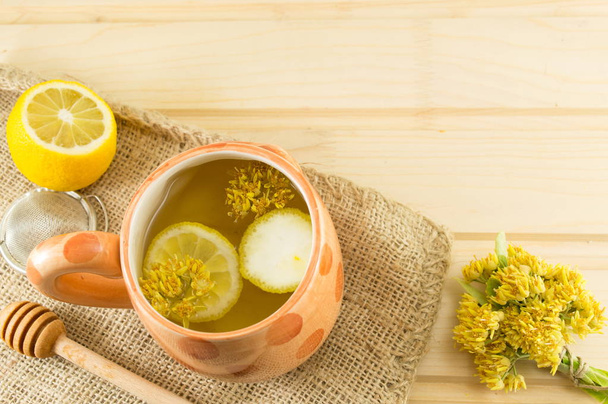 Чай из липы со свежими цветами и лимоном
 - Фото, изображение