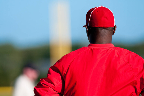 Entrenador de béisbol afroamericano por detrás
 - Foto, Imagen
