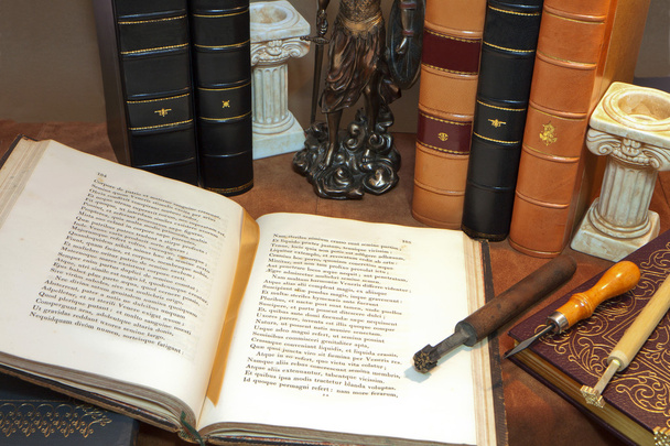oude traditionele boeken op een bureau - Foto, afbeelding