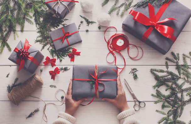 ギフト包装。モダンなクリスマス ボックスでプレゼントを包装 - 写真・画像