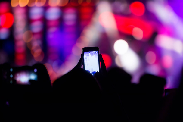 Mano con un smartphone graba festival de música en vivo
 - Foto, imagen