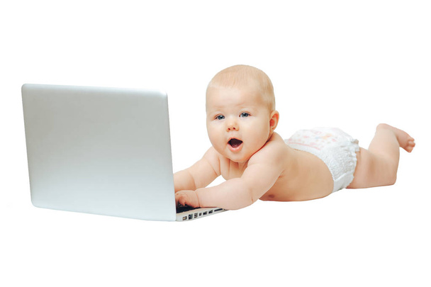 Παιδί κάθεται μπροστά από ένα φορητό υπολογιστή και μπουτόν - Φωτογραφία, εικόνα