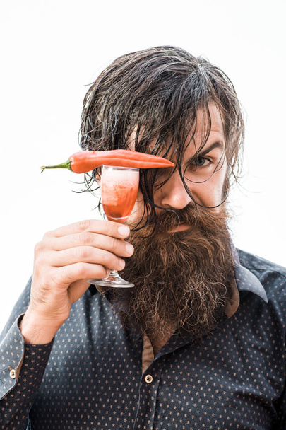 bearded man with alcoholic cocktail - Fotó, kép