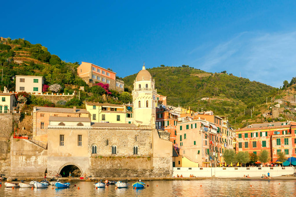 Vernazza. Antiguo pueblo italiano en la costa mediterránea
. - Foto, imagen