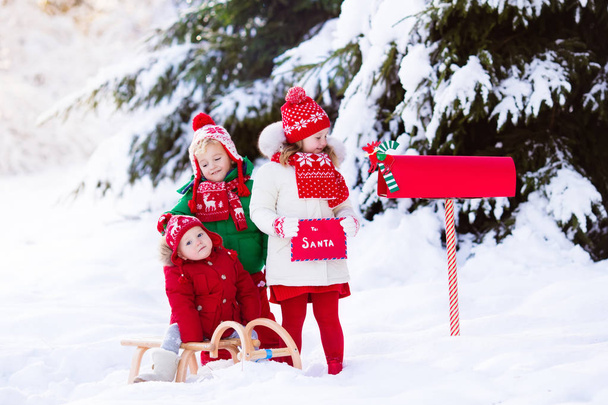 Děti s dopis do Santa na Vánoce mail box ve sněhu - Fotografie, Obrázek