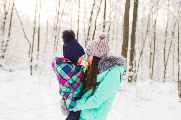 Nainen vauvan kanssa talvella
 - Valokuva, kuva