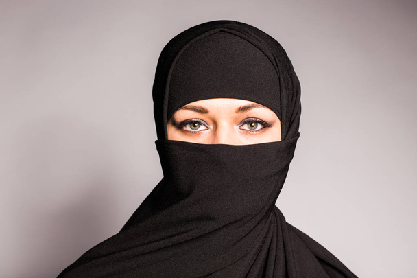 Burqa closeup giyen güzel Müslüman kız - Fotoğraf, Görsel