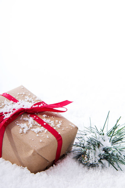 Різдвяні подарунки в коричневому папері з червоною стрічкою
 - Фото, зображення