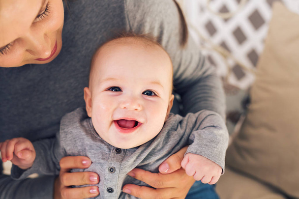 Mavi gülüyor üzerinde erkek bebek - Fotoğraf, Görsel