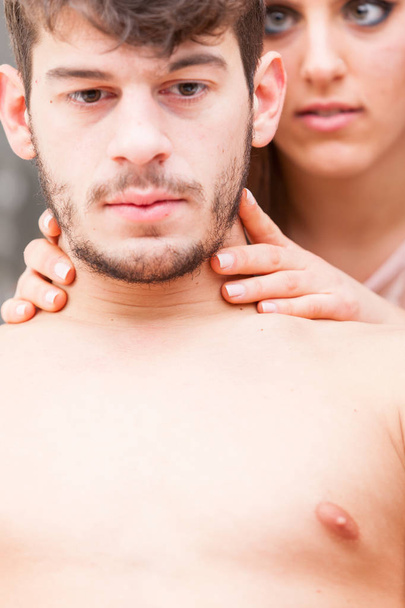 жінка масажує шию свого чоловіка
 - Фото, зображення