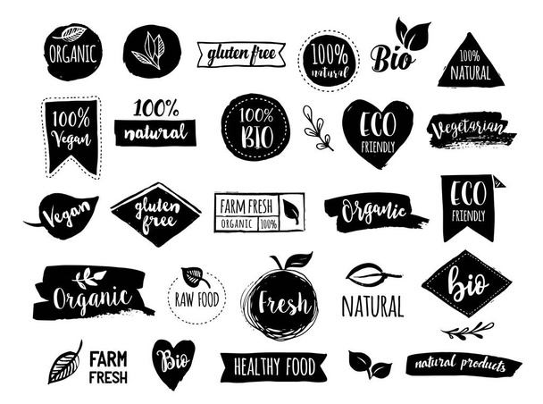 Bio, Ökologie, Bio-Logos und -Symbole, Etiketten, Tags. handgezeichnete bio-gesunde Lebensmittel-Abzeichen, ein Set von rohen, veganen, gesunden Lebensmitteln, Bio- und Elementen-Set - Vektor, Bild