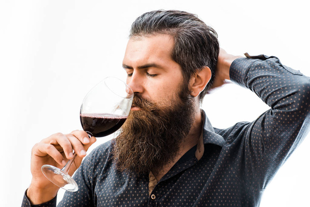 bebaarde man met wijn - Foto, afbeelding