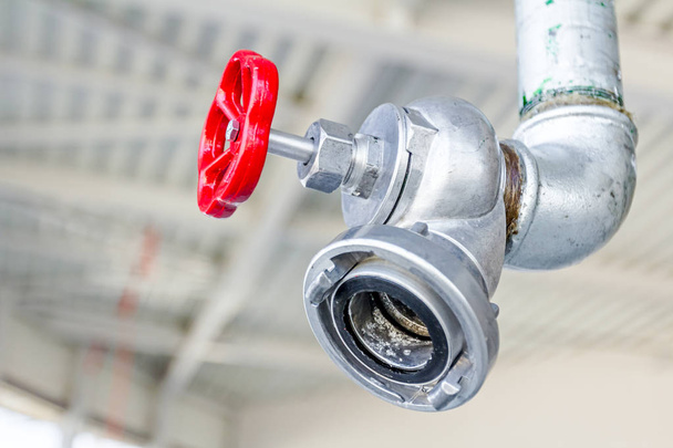 Sicherheitswasserleitsystem mit Kupplung, rotes Ventil für Feuerhyd - Foto, Bild