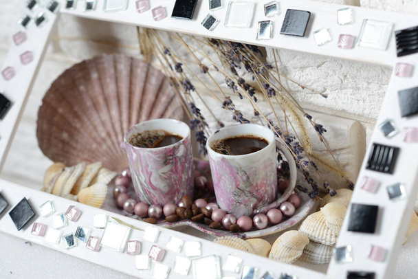 コーヒー。手作りのコーヒー カップ。ラベンダー、シェルの束。地中海スタイル. - 写真・画像